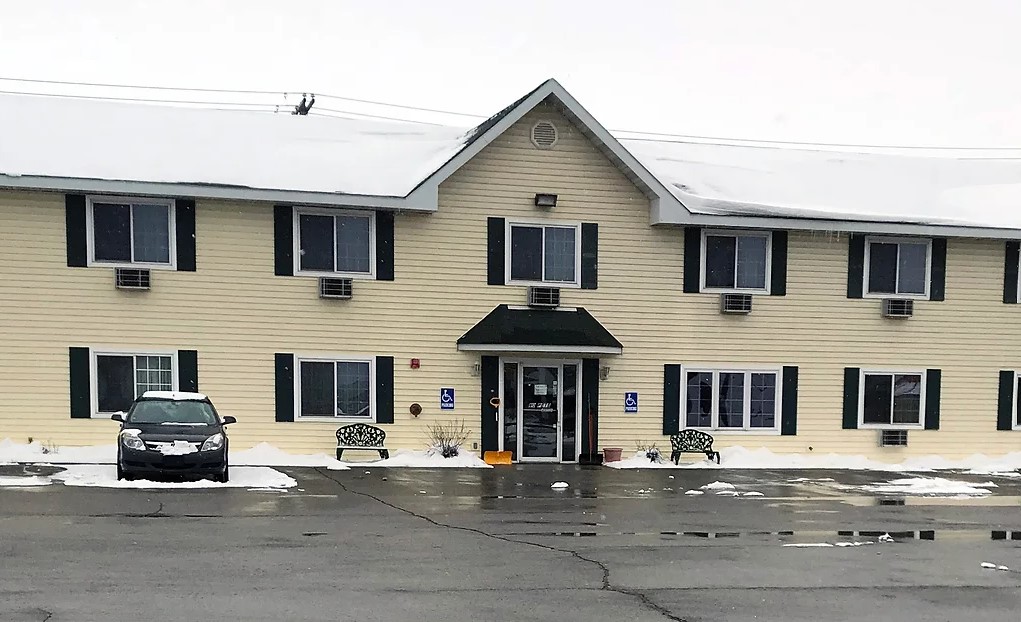 Street view of Lincoln Host Motor Inn with snow.